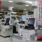 【DQNママ】スーパーのセルフレジで隣のレジに入った親子の子供の方が「ボグもやりたい！」と叫んびまくっていた。母親「隣のお姉さんにやらせてもらいなさい」