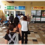 【DQNママ】ATMの行列にやってきて数分でイライラし始めた女性が、「残高照会とかすんなよ！」と悪態をつき始めた挙げ句「新生児を一人で家に置いてきてんだから早くしろよ」とキレだした！