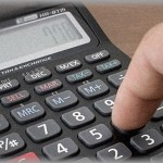 【イラッとする話】新人のおばさんと同僚4人とで飲み会に行き、おばさんがまとめて会計をした。電卓で計算したら一人2100円だったのに・・・