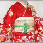 【毒親】故ウトが姉コトメを可愛がってたという理由で「おねえちゃんばっかりで妹コトメちゃんかわいそうよね～」と姉コトメを貶め続けるトメ。妹コトメが成人式に振袖姿を見せに行ったら、トメ「まあ、妹コトメちゃんかわいそう！」