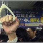 【冤罪の恐怖】朝8時の通勤ラッシュ時、前の女が妙におしりを俺の太もも辺りにこすりつけてきた。妙だと思った俺は保険で両手を上げたのだが・・・