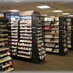 【イラッとする話】レンタルビデオ店から「延滞してます」って電話が来た 。私「返却日に返しました。」 店員「あ、はい。分かりましたぁ。」３日後・・・店員「あ、延滞があります。本と合わせて３２００円です。」