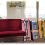 【スカッとする話】電車のドア付近に、出入りできないくらい荷物を敷き詰めてるDQN家族がいて、乗り込もうとする人たちに「隣のドアいけば？」とかいいながらゲハゲハ笑ってた。そこにガタイの良い中年のオッサン二人が…。