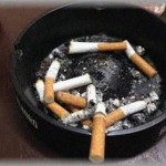 【スカッとする話】24歳になるが中学生にしか見えないヘビースモーカーの俺が行きつけの居酒屋に一人で飲みに行った時、隣のカップルがたばこのことで文句言ってきた。挙句の果てに年齢確認させろと怒鳴るが・・・・・。