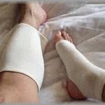 【スカッとする話】友人(当時小2)が通学中前方不注意のトラックに轢かれ両足を大怪我した。ドライバーは嘘の主張をし、数万円の罰金で許されてしまった。しかし・・・