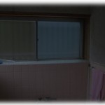 【作戦勝ち】昔、ボットン便所や薪で沸かす風呂のあるような家に住んでいた頃、トイレや風呂を覗かれるようになった。何故か親に言うのが恥ずかしくて、水をかけたり小窓を閉めたり、覗きに使われている足台を隠したりという微妙な抵抗しか出来なかったがやはり全く効果なし。そんな時ある作戦が閃いて、私は実行に移すことに…。