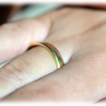 【友やめ】同人友達Aに一緒に祭典にサークル参加しようと誘われたが、締め切りが厳しそうだから無理だけど祭典には一緒に行って売り子もするよと答えた。しかし暫くしてから、私がAを家に泊まらせる話になっていて驚いた。私は結婚していて同人活動は夫に内緒なので泊めるのはどうしても無理と話すと…。なにその言い分…。