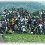 【クズ】ちゃんと門があるうちの庭に10人弱の男が門を壊して入ってきて、BBQのセット出したりテント張ったりカメラセットしたりしだした。出てけ！と言っても無視されたので警察を呼んで話をつけてもらおうとすると、彼らの言い分は…。はぁ？