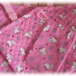 【壮絶】友人いとこが亡くなって、友人いとこ子の為に園グッズを作ってあげようと思った友人だったが、あいにく友人も目に障害があってミシンが苦手。そこで私が彼女の代わりにミシンがけをやってあげ完成！しかし出来上がったものを友人が洗って干していたら、近所のママに盗まれたらしい。盗んだママの事情とは…。