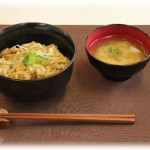 【クズ＆駄目夫】帰り道にたまたま会ったからと、旦那が旦那弟を連れて帰宅した。急だったので2人分の夕飯しかないと謝ると、食べてきたから兄貴たちだけ食べてと言ってくれたので準備をし、箸や調味料を取りにいって戻ってくると…。