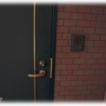 【神経分からん】夜チャイムがなったので出てみると、越してきてから挨拶すら来てない一軒隣の住人の男だった。子供が熱を出しぐずるのでお宅の車で病院連れて行ってくれだって。俺は酒を飲んでるので無理だと断ると…。