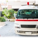 【衝撃体験】工場併設の事務所で働いていた時、ハンダの鉛が目に入ったと従業員が駆け込んできたんだけど、あいにくどこの眼科も休憩中だった。消防署に連絡して開いている病院を聞こうと電話をかけると、救急車が空いてるので行きますよ！とサイレンならして来てくれて従業員と一緒に乗り込んで一安心。と思ったら救急隊員が飛び込んできて…