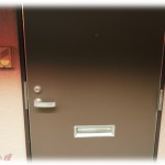 【修羅場】久々に大型案件が会社に入ったと思ったら、新人のミスで失注してしまった。新人君は会議室で責め立てられ、翌日は会社に来なかった。さすがに課長も怒りすぎだよなぁと思いながら新人の家に行くと、鍵が開いてる…？