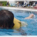 【母親失格】プールに行ったら2歳弱の子供がプールに飛び込んだんだけど、顔があがらない状態のまま、ジタバタしながら流れていった。慌ててすくいあげて監視員さんに渡したんだけど、その場には母親はいなくて、屋内プールにいたようだ。その後も何度も子供がプールに飛び込もうとして監視員につかまっていて、母親なにしてんの…って思ってたら…。