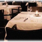 【衝撃体験】18歳までうちに預けられていた従兄から、高級有名レストランの支配人になったのでぜひ来て欲しいと連絡が入った。レストランに行くと、どでかいシャンデリアや銅像なんかが置いてあって、おのぼりさんらしく「うひゃ～」となっていたら、側にいたマダムに「田舎者が」と毒を吐かれた。このマダムが、私たちと従兄が話をはじめたらズンズンと迫ってきて…。