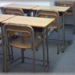 【報告者がクズ】クラスのほぼ全員で結託して、いじめられっ子の机に悪口書いて赤い絵の具を塗り仕上げに水をぶっかけた。私はそこで逃げたけど、翌日その子の机を見てみたら・・・