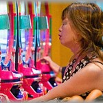 【DQN集結！】パチ屋で子供が車内に置き去りにされ、ヤバい事になりかけた。母親を呼びに行ったら「子供一人に騒ぎすぎぃ。死んでないんだったら呼ばないでよねぇ」→　子供を心配して集まってた俺らはDQNと化した