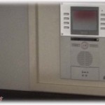 【逆恨み】姉が同じマンションの奥さんから嫌がらせを受けていて、その事を相談していた弁護士さんから期間限定で家を借り移り住むことになり、やっと平穏になった。そして契約終了２ヶ月前、インターホンが鳴りモニターを覗くとそこには嫌がらせ相手が…。というホラー展開だったが「探したわｗ近くに住むから末永くよろしくねｗｗ」の一言で恐怖は笑いにｗｗｗそもそもなんでこんな粘着されてるのかというと…。