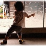 【修羅場】友人に障害持ちの子の子守を頼まれ断ったのに…、ドアを開けたら友人の子が寒空の下ドア前で寝ていた！