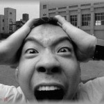 【嘘のような本当の話】小学生の頃いじめられっ子だった俺は、本と動物だけが友達だった。ある日、校庭で殴る蹴るをされていた時、いじめ主犯格の頭上にコツンと何か落ちてきた。上を見るとそこには・・・！