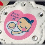 【スカッとする話】友人と会う為に通勤時間の電車に乗りボックス席に座っていると、顔の横に鞄が突き出されてグイグイ押し付けられた。振り向いたら目の前にはマタニティーマークがあった。