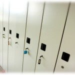 【キチガイ】会社に人の給料を探ってくる奴がいた。あまりにしつこいので鍵付きロッカーに明細をしまってたんだけど、鍵を破壊されて金額を職場中に言いふらされた挙句…。