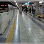 【死の瞬間】小学生の頃電車通学をしていて、地下鉄のホームで893風のおじさんに話しかけられた。 「綺麗なシールだね～」私「あげる」