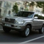 【父武勇伝】ランクルが高速道路を60キロで走っていた。その後ろに父親の車でランクルの後ろは渋滞になっている。遅いと思いながら父親が走っているとそのランクルが急ブレーキ慌てて父親も急ブレーキというのが何回があってイライラしているとその時運転手が睨みながら向かってきた。