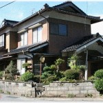 【衝撃的】空き家になった義実家にたまに風通しに通っていたが、異臭がただよい様子がおかしい。「浮浪者が棲みついてたりして」と思いトラップをしかけたら・・・