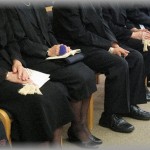 【義兄嫁】ウト父が100歳超で亡くなり、ウトから「家族葬にするから親類には知らせるな」とお触れが出た。ところが通夜の席には義兄嫁の親戚がずらりと参列・・・トメに注意された義兄嫁が「ちゃんとやった私が叱られて、不義理な人たちが褒められるのって変だよね？」 と私たちに凸ってくるんだけど・・・