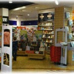 【イラッとする話】子供と一緒に本屋に行って本を買い、店を出ようとしたら警報が作動した。と思ったら店員に腕をガッと掴まれて引き戻され、脇に抱えてた紙袋を取り上げられた。しかも店員の強引な対応はそれだけで終わらなくて…。