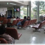 【修羅場】眼科の待合室で男児が隣のサラリーマンに向かって嘔吐した！その子の母親が謝りもせずその場から逃げようとしたので阻止したら・・・