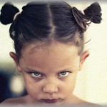 【衝撃】同僚が子供を連れて職場に遊びに来てた。遠巻きに見てたらその子供と目があったとたん、急に泣きだしてビックリ。ボロボロ涙を流しながら私をすごい形相でにらんでた。後日、その元同僚からランチに誘われたので行ってみると・・・