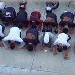 【修羅場】月極駐車場に車を取りに行ったら、管理人のお爺さんの前で十数人くらいの人が土下座してた。自分に気付いた管理人のお爺さんが俺に声をかけた瞬間、土下座していた人たちが一斉にこっちを向いた。