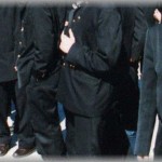 【武勇伝】近所の公園に行ったらベンチを取り囲むように学ラン男子が４人突っ立って誰かを罵倒している。結構大きな声でﾀﾋねだのコロスケだの言っていて怖くて逃げようとしたら、ベンチに座っている人と目が合った。