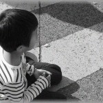 【報告者GJ】午後９時くらいに仕事から帰宅中、道端に座り込んでる雨でずぶ濡れの男の子を発見した。どうやらお母さんが帰ってくるのを待ってるらしいが・・・