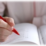 【姉ちゃん無双】勉強しないで赤点ギリギリだった俺。ある時親が学校に呼び出されて家で説教された。そこから勉強しようと思い、姉に教えてもらうことになった。宿題もやってたけど、姉に教えてもらいながら解けた訳で授業で指されると答えられず、「誰の宿題奪ったんだ？」と担任に冗談ぽくいわれて腹がたって勉強の量を増やした。その結果テストがバリバリ解けた！やった！と思ったら担任からカンニングを疑われて家族を呼び出された。しかし来たのは姉で…。姉無双、は　じ　ま　る！