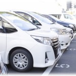 【スカッとする話】広い駐車場のあるアパートの大家さんは優しそうなお婆さん。そのお婆さんの元にAという子連れの女性が、子供の送り迎えの時だけ車を停めさせて欲しいと言ってきた。お婆さんは好意で了承したのだが、Aがだんだんと増長し長々と車を停めるようになった。お婆さんは注意するのだがAはその場限りの謝罪のみで行動は変わらなかった。そんなある日Aが１週間車を停めっぱなしにしたまま単身赴任の夫に会いに行って帰って来ると…。