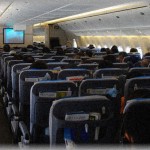 【ゾッとする話】「機内にお医者様はいらっしゃいませんか？」の声で集まったのは俺含め3人の医師。しかし、それぞれ整形外科医、耳鼻科医、産婦人科医だったので・・・