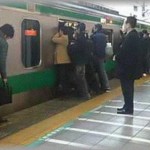 【ダメ親子】帰宅ラッシュ時の埼京線に乗ってたときに小学４年生くらいの男の子が泣いてた。母親「子供が乗ってるんで降りてください！降りてください！」
