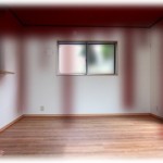 【オカルト】不動産屋で働く友人は担当するマンションの一室に違和感を覚えていた。ある日その部屋だけ廊下が他の部屋より短いことに気付き、突き当りの壁を叩いてみると空間がありそうだったので管理人と一緒に壁を壊してみたところ、そこにあったのは…。