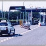 【スカッとする話】高速教習の為、高速のインターへ向かうまでの一般道で後ろからプシュプシュいわせたトラックが煽ってくる。教官「ああいうのが事故ったり捕まったりするんやで」