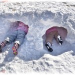 【腹がたった話】珍しく雪が降ったので、2歳の娘は大はしゃぎで雪遊びしてた。そしたら小学生中～高学年くらいの姉弟とその父親らしい人物がやってきて、弟のほうが私の娘に向かって…。はぁ？！みんなキチガイかよ。娘がかわいそうだろ！