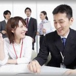 【嫁の話】嫁と俺は同じ会社で嫁は美人だったので職場でモテていた。嫁が引っ越しして一か月したころ虫に刺されたのか湿疹ができたと同僚と話していた。それから何日かしてほっそりとした彼女の顔が倍になっていた。そして職場で彼女に対しての態度が変わった。