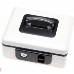 【修羅場】1週間ほど家をあけて帰ったら空き巣に入られてた…。大切なものは必殺の隠し場所に隠してたから見つからなかったみたいだけど家計簿に挟んでたお金は抜かれてた。あと手提げ金庫を壁に投げつけたみたいで壁に穴開いてた。まぁ腹はたつだろうなぁ、必死になって開けた金庫の中身が…。