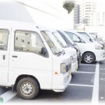 【イラッとする話】23時過ぎにチャイムが鳴って、出ると警察だった。俺が駐車場で車をこすって、ワンボックスに傷をつけた容疑らしい。駐車場に行ってみるとワンボックスに傷、そしてワンボックスの傷と同じ高さ・長さで俺の車にも傷が付いていて、それを証拠に俺がやったと決め付けられた。しかしその傷に覚えの無い俺は鑑識を呼ぶことを提案。鑑識が出した結論は…。