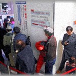 【スカッとする話】確定申告の列に並んでたら、サラリーマン風の男性が携帯に出るため列を離れた。少しして戻って来た男性に、後ろに並んでた意地悪おばさんが「並び直してください！」ときっぱり。ところが数分後、思いがけない事態発生！