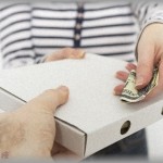 【俺って非常識？】デリバリーピザを頼んで1万円渡したら「え？細かいのないんですか？お釣りないですよ？」って言われた