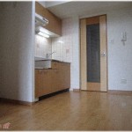 【衝撃体験】｢幽霊なんか出ない｣という実績を作るため親の管理物件に住んだ。幽霊でもいいから友達が欲しかった私はポルターガイストが起きる場所を這いずり回った→結果！