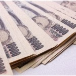 【衝撃的な出来事】コンビニでバイト中、レジの10万を金庫にしまおうとしたら同僚がお金を奪ってポケットにいれようとした！